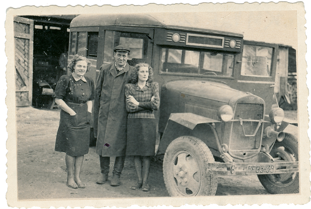 Võru Autotranspordibaasi nr 3 autobuss GAZ-03-30, fotol keskel autobaasi direktor F. Mõistus,1949. a. Foto: Võrumaa Muuseum, VK F 129:3 F/n