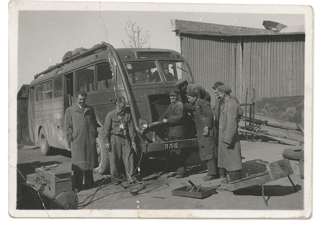 Puugaasigeneraatori paigaldamine sõjaeelsele Tallinna linnaliini autobussile Büssing-NAG Tartu Autotranspordibaasi nr 4 töökojas 1946. aastal. Foto: Vello Tederi kogust