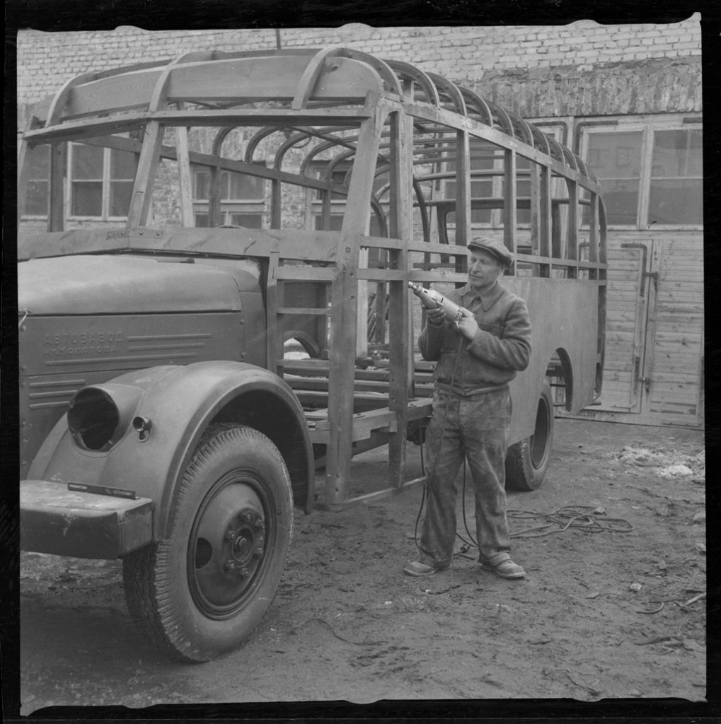 Autobussi TA-1 kere karkass töökoja hoovil 1951. aastal. Foto: Leopold Matt, Eesti Rahva Muuseum, ERM Fk 2994 1122