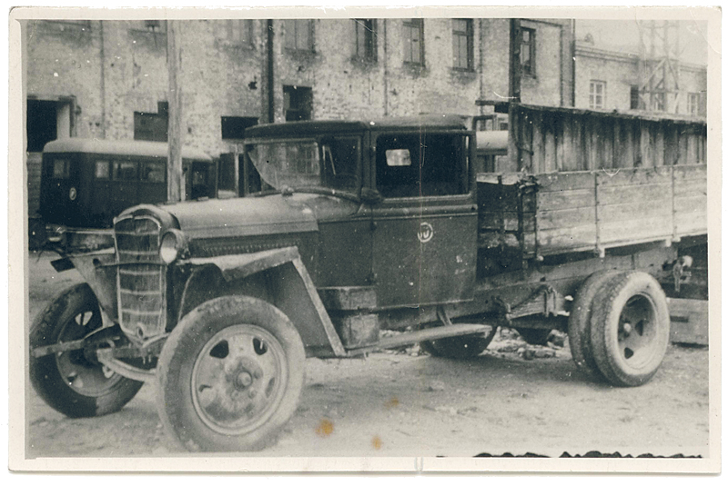 Veoauto GAZ-MM remontfond, taustal autobuss GAZ-03-30 tehase hoovil, 1950. a. Foto: Tehase arhiiv