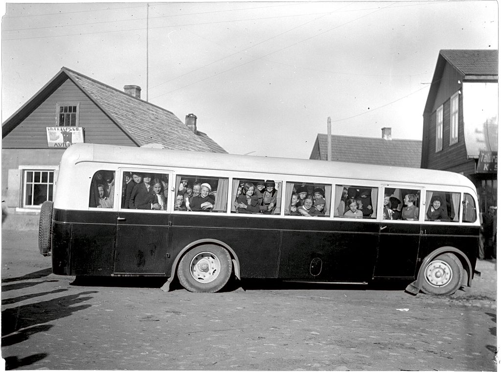 August Koogi töökojas ehitatud 30kohaline Scania-Vabis ekskursioonil Alatskivil, mai 1935. Foto: Eesti Rahva Muuseum, E. Einasto, ERM Fk 2955 85