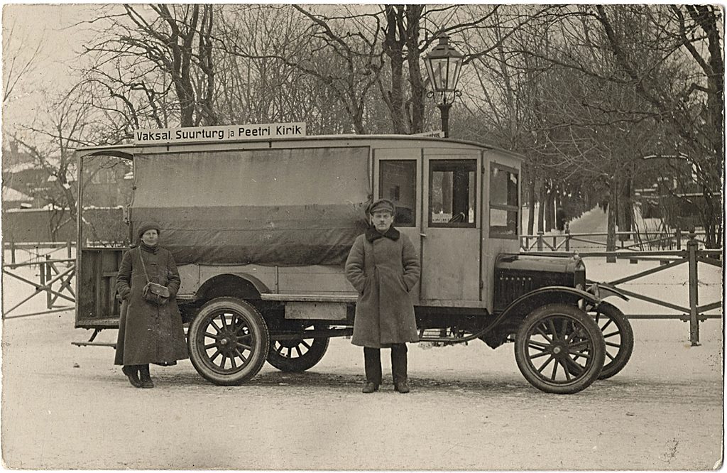 Üks esimestest Fordi alusele ehitatud autobussidest (nr 2) Tartus liinil vaksal-Suurturg-Peetri kirik, 1920ndate algus. Foto: Andrus Rüütli kogust