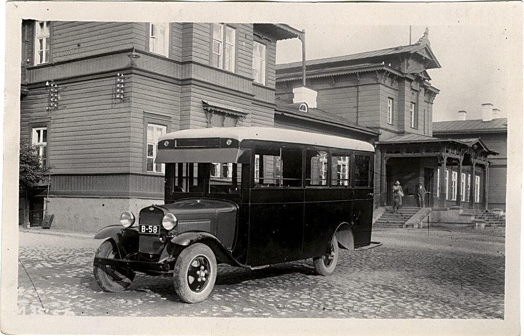 Fordi alusel autobuss Tartu raudteejaamas, 1920ndate lõpp. Foto: Tartu Linnamuuseum, TM F 128:12