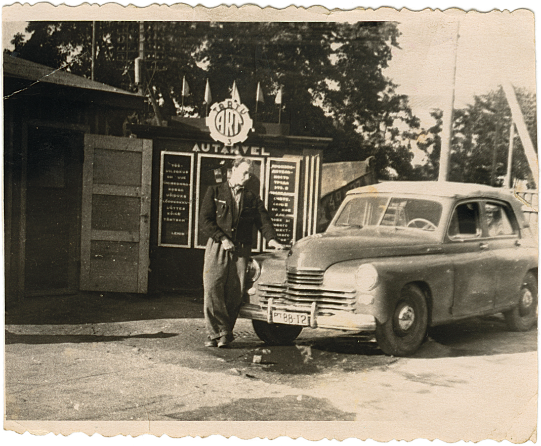 Direktori Pobeda ja autojuht Johan Logina tehase väravas, 1950ndate algus.