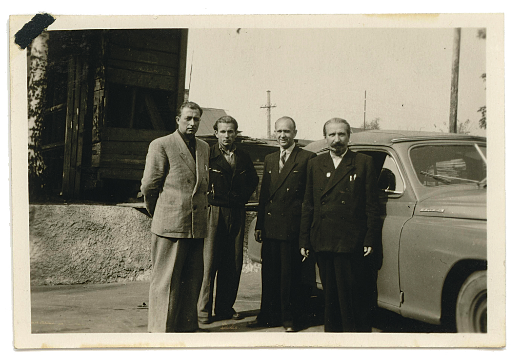 Külas Riias RAFi tehases, 1950ndate algus. Fotol vasakult: E. Rohumaa, J. Logina, V. Teder ja direktor Karl Sisko. Taustal direktori Pobeda.