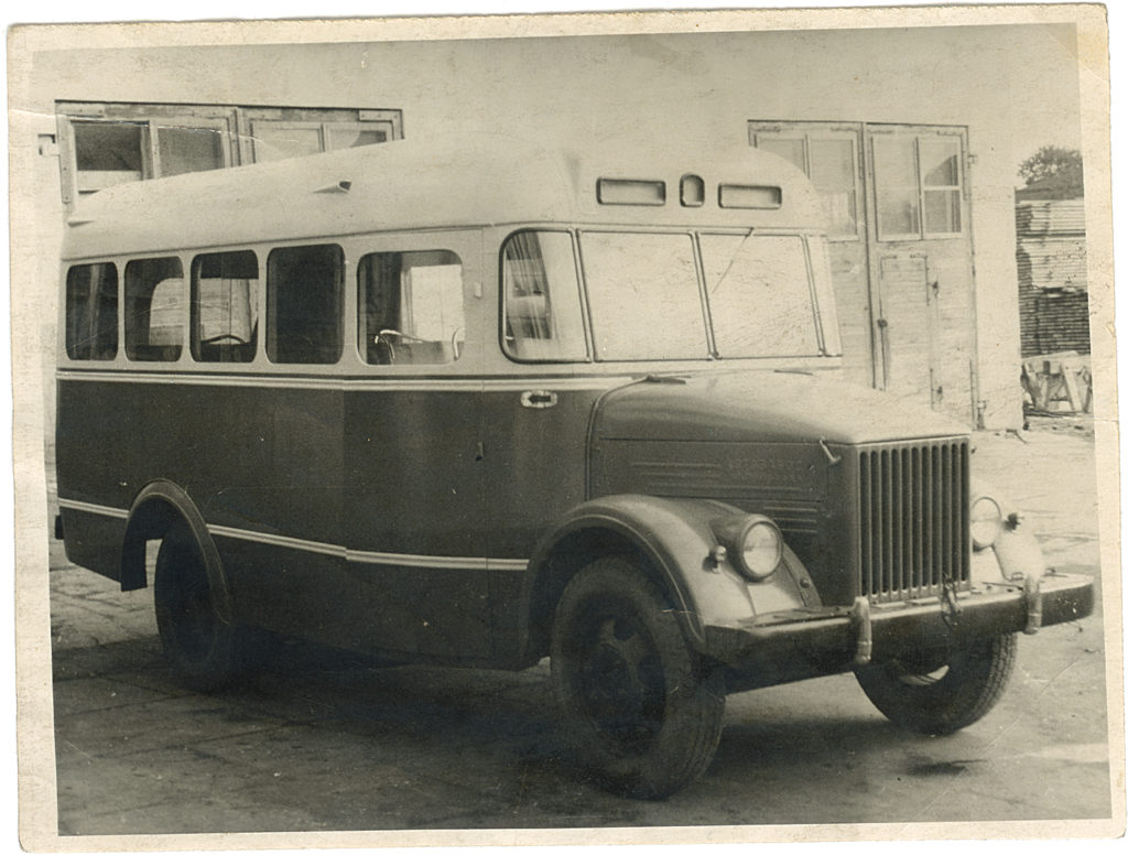 Esimene partii Tartus valmistatud GZA-651 autobusse tehase hoovil Riia tänaval, 1954. a. Foto: Vello Tederi arhiivist.