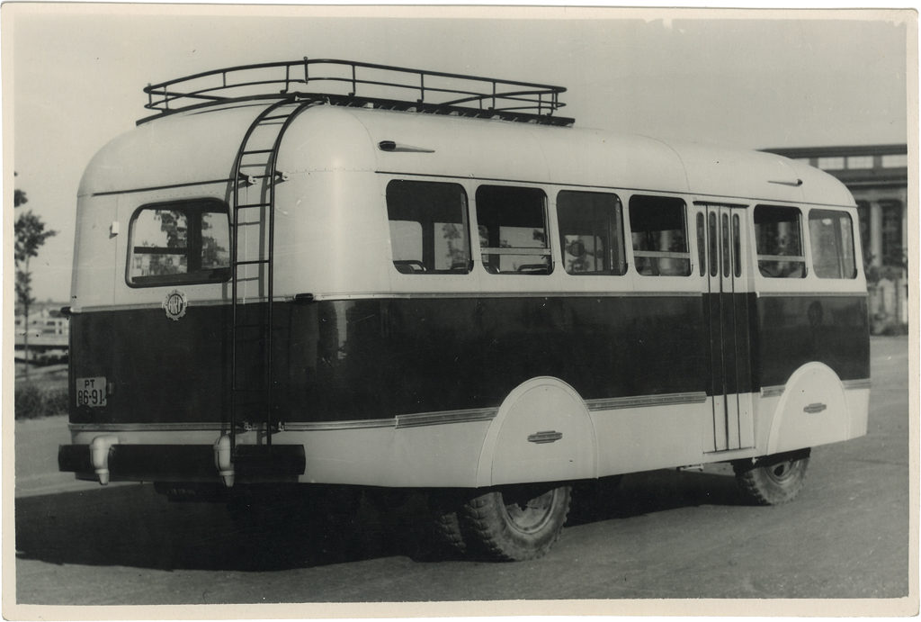 Autobussi TA-6 esimene katsemudel 1955. a mais Tartus. Foto Vello Tederi arhiivist.