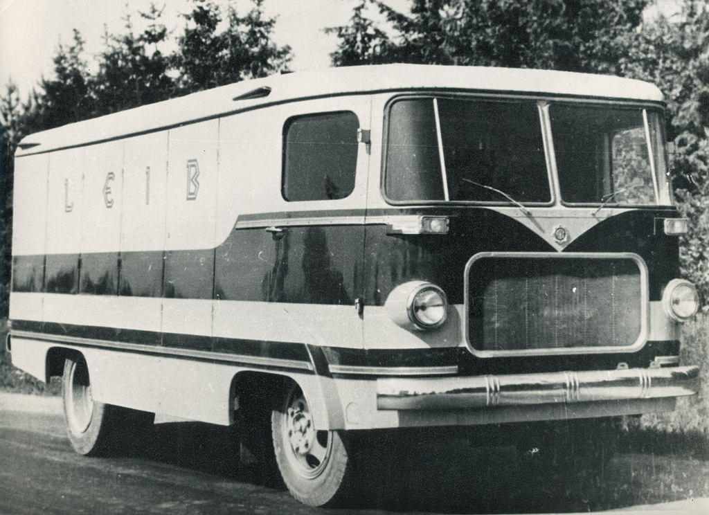 Esimene pagaritoodete veoks mõeldud furgoon, valmistatud autobussi TA-6 baasil. Foto Tartu ARKT arhiiv.