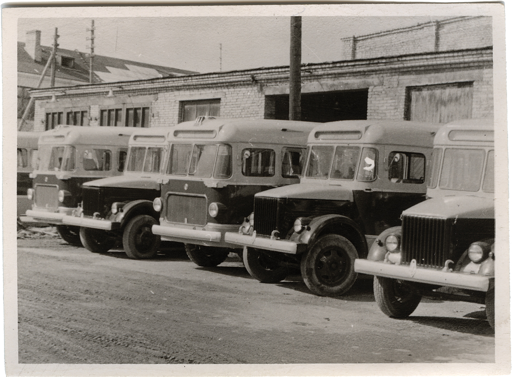 GZA-651 ja TA-6 autobusside Tartus Riia tänaval tehase hoovil. Foto: Tartu Linnamuuseum, TM F 431:9 
