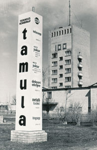 Teeninduskombinaadi Tamula reklaam Võrus, 1960ndate lõpp. Foto: Võrumaa Muuseum, VK F 858:7 F